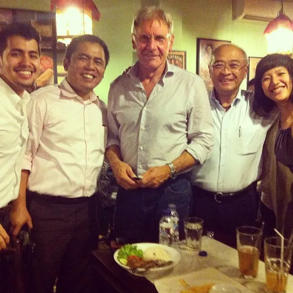 Harrison Ford yang tengah makan malam. ©instagram jhuzzein