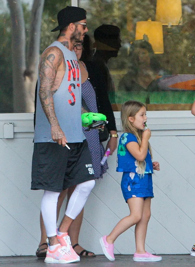 Harper Beckham makan lolipop sepulang dari sarapan bareng keluarganya @ dailymail.co.uk