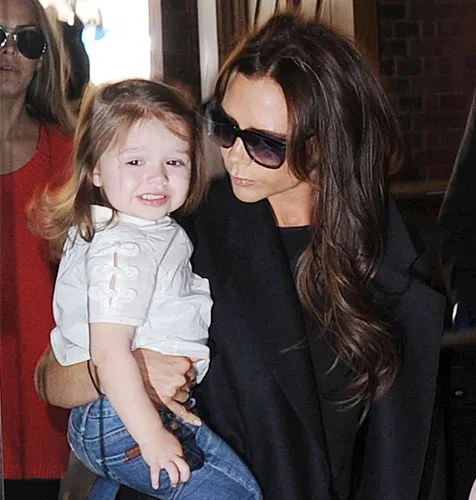Victoria Beckham dan Si Kecil Harper @ Fameflynet