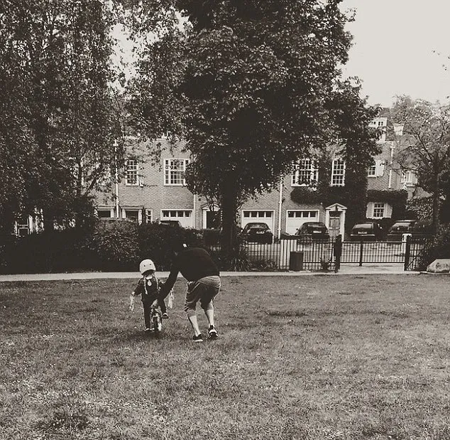 Harper mendapat bantuan dari sang ayah @ instagram.com/davidbeckham