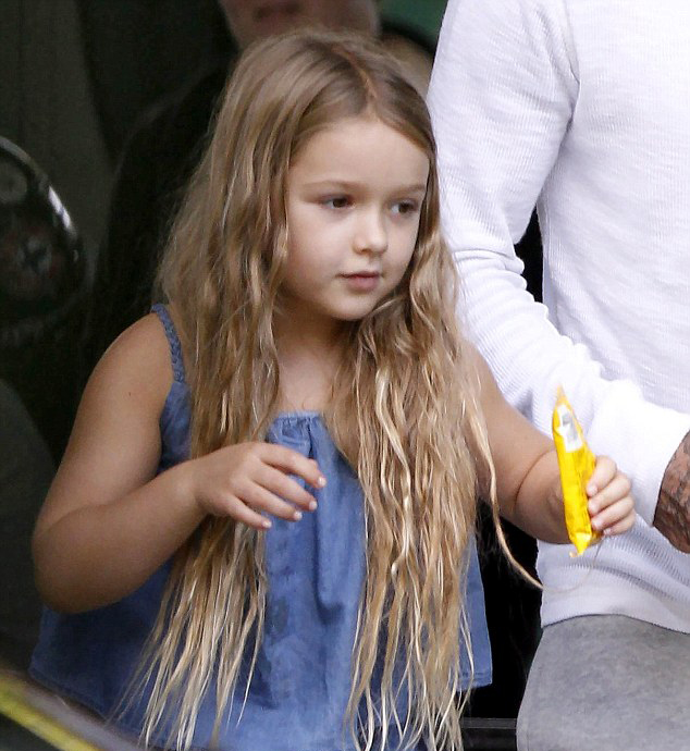 [FOTO] Rambut Panjang Bak Rapunzel, Harper Beckham Makin 