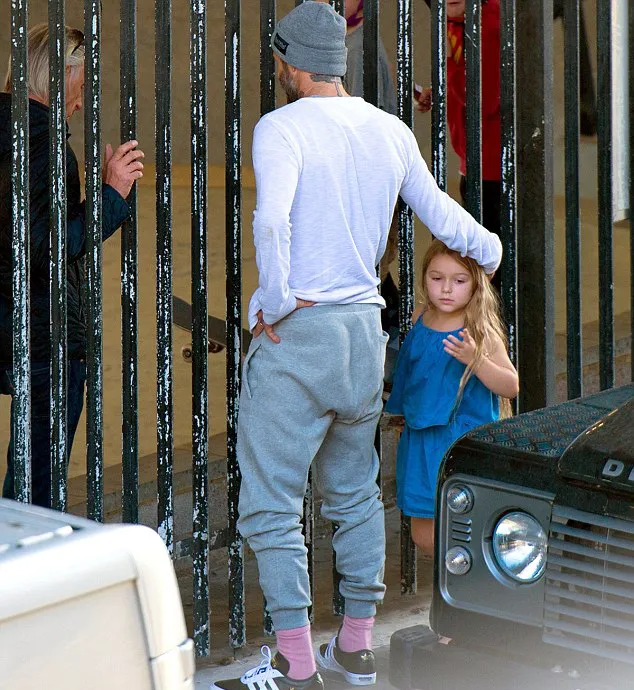 Harper semangat melihat sang kakak latihan skate board © FameFlynet/dailymail.co.uk