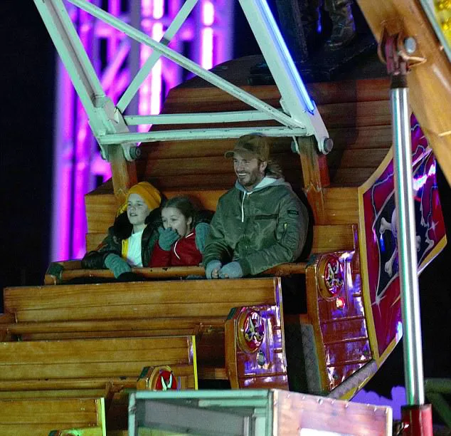 Harper terlihat sangat menikmati wahana satu ini © dailymail.co.uk