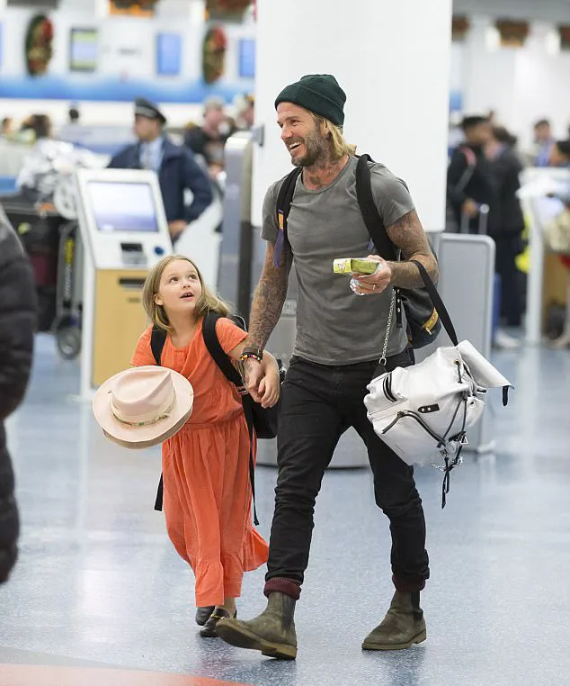 Cantiknya Harper saat muncul di bandara bersama sang ayah © dailymail.co.uk