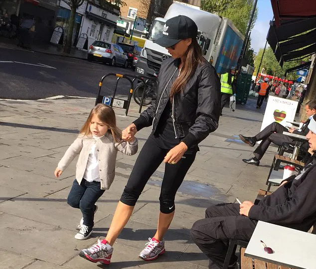 Harper dengan gaya cantiknya @ dailymail.co.uk