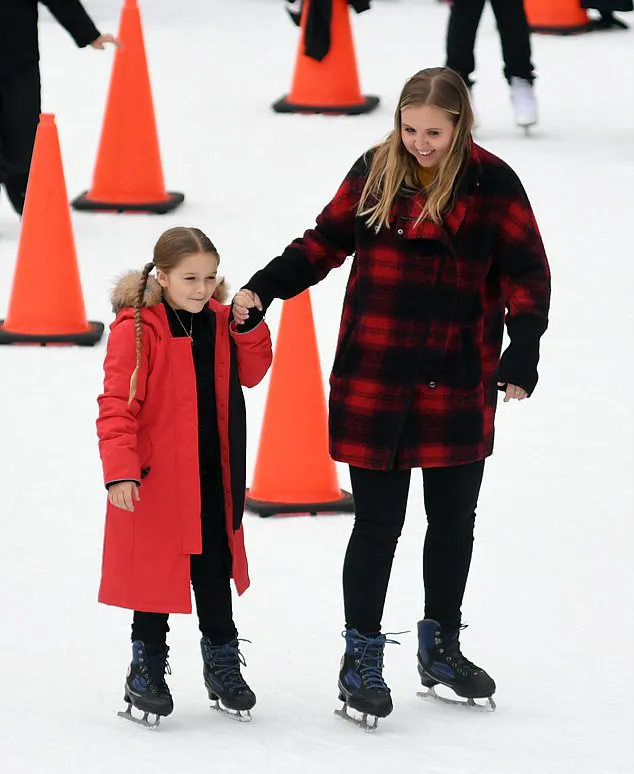 Harper nikmati liburan dengan main ice skating © dailymail.co.uk