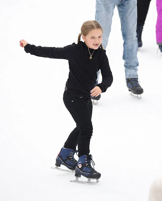 Harper sudah bisa main ice skating sendiri lho! © dailymail.co.uk