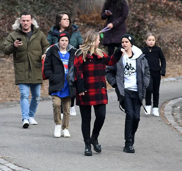 Semuanya bergembira meski tanpa Brooklyn dan orangtuanya © dailymail.co.uk