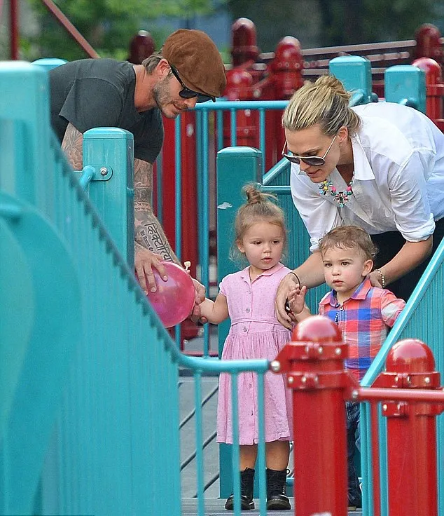 Harper Seven Beckham dan 'teman kencannya' @ dailymail.co.uk