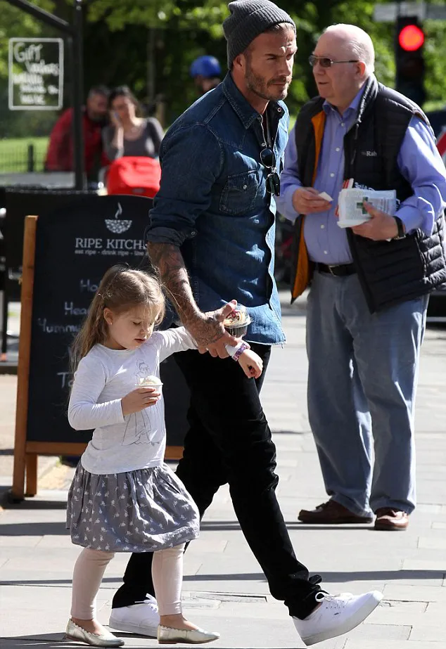 Gaya keren Harper dan David saat hangout ©shutterstock.com
