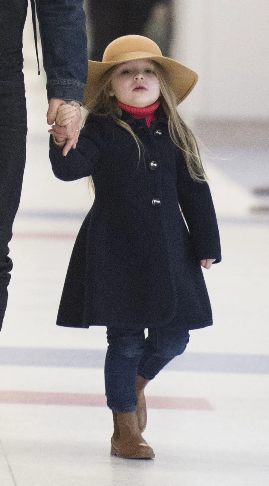Penampilan keren ala Harper ©splashnews.com