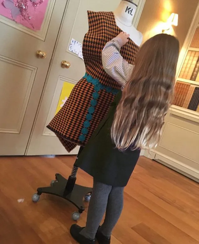 Harper mencoba jadi seorang desainer © instagram.com/victoriabeckham