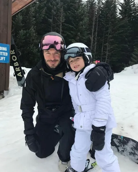 Harper tetap merasa hangat di tengah hawa dingin yang menusuk tulang © instagram.com/victoriabeckham