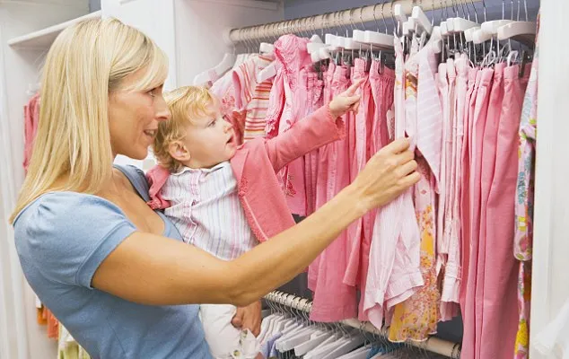 Ibu dan anaknya sedang belanja @ dailymail.co.uk