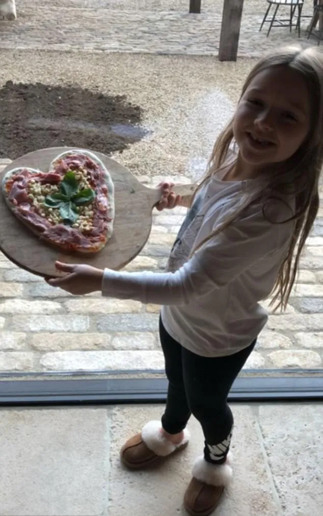 Harper juga ikutan masak menu pizza © instagram.com/brooklynbeckham