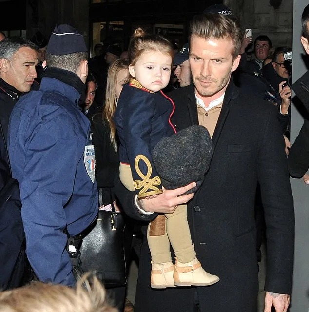 Harper Seven Beckham dan ayahnya @ dailymail.co.uk