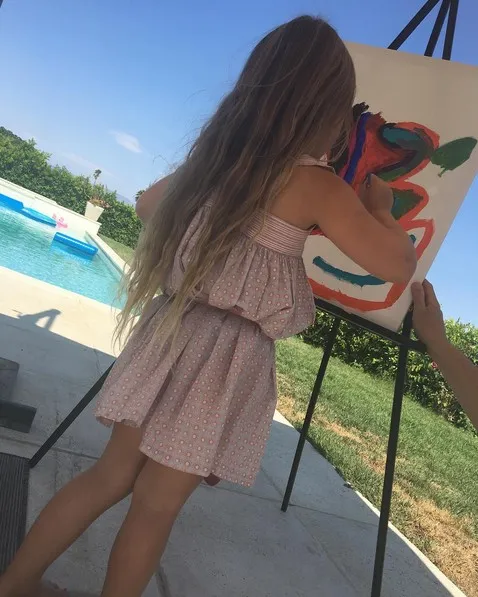 Harper ternyata jago melukis! © instagram.com/victoriabeckham