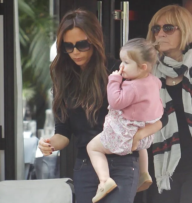 Harper Seven Beckham sedang mengupil @ dailymail.co.uk