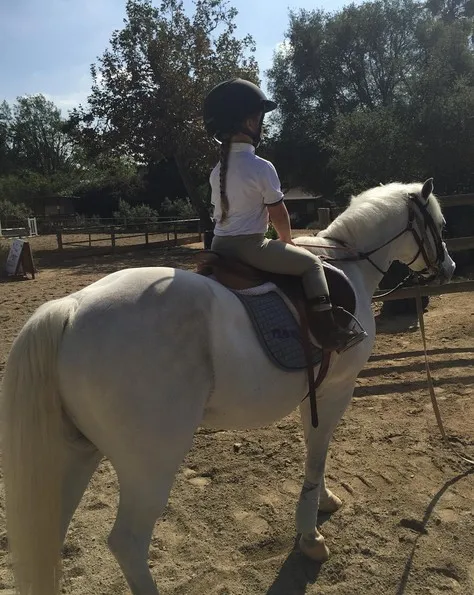 Harper ternyata berani naik kuda lho! © instagram.com/victoriabeckham