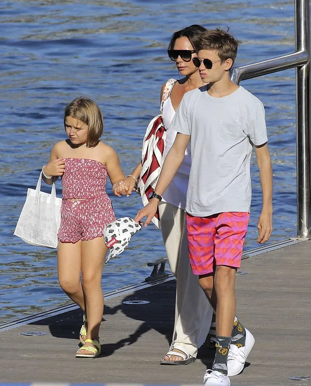 Harper cantik banget! © BackGrid via dailymail.co.uk