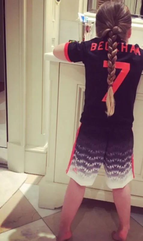 Harper Bekcham pakai Jersey MU dengan nomor punggung '7' © instagram.com