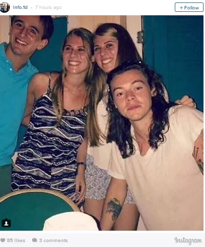 Fans foto bareng Harry di Karibia. ©instagram/infi.1d