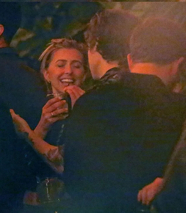 Harry Styles asyik ngobrol dengan wanita misterius © via dailymail.co.uk