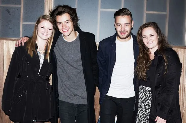 Inilah dua fans yang beruntung bisa kencan bareng Harry Styles dan Louis Tomlinson. ©mirror.co.uk