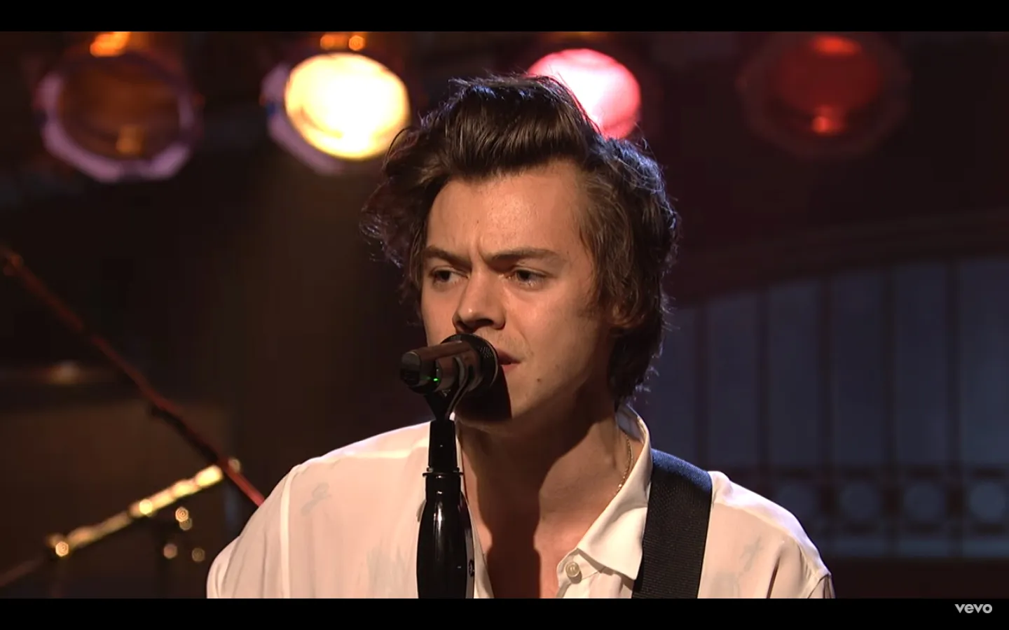 Harry Styles bawakan single keduanya, 'Ever Since New York', secara live di Saturday Night Live © YouTube/HarryStylesVEVO