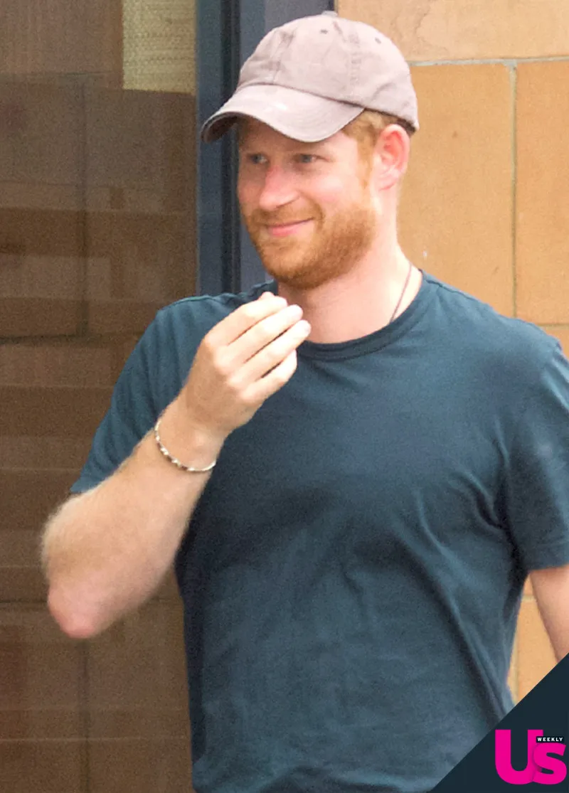 Pangeran Harry lepas cincin kawin © usmagazine.com