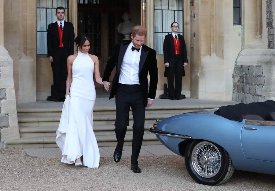 Meghan dan Harry saat berangkat ke pesta resepsi © AFP