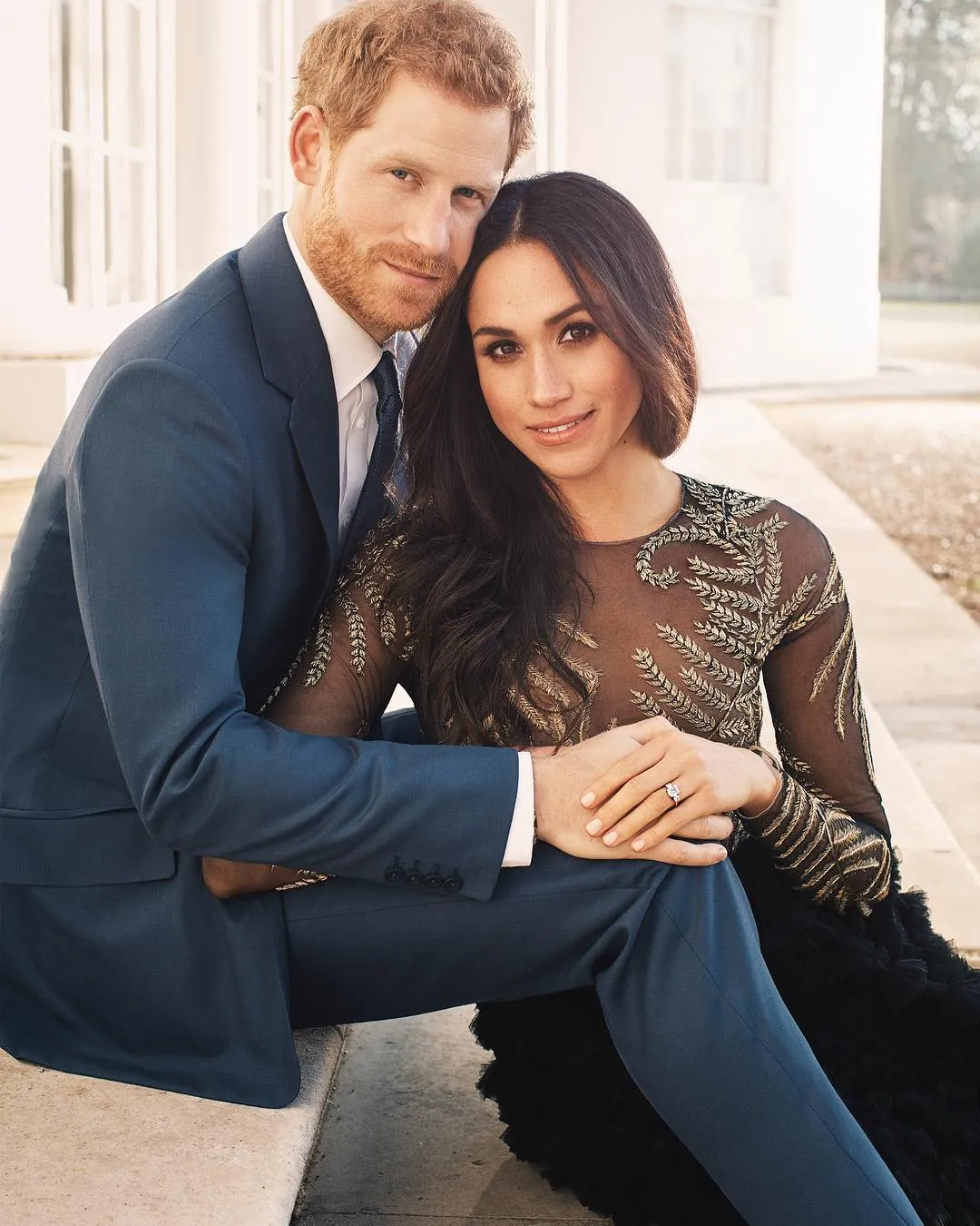 Meghan dan Harry mesra di photoshoot pertunangannya © instagram.com/kensingtonroyal