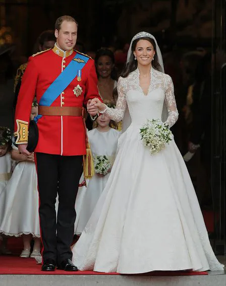 Di saat Harry pakai baju gelap, William justru tampil mencolok dengan seragam merahnya © AFP