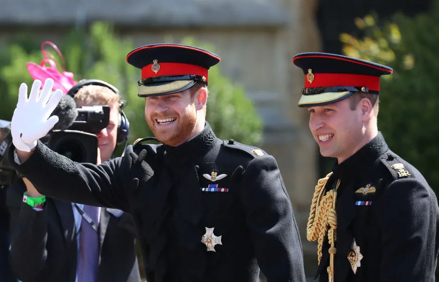 Selain tali emas, medali yang dipakai Harry dan William juga berbeda © AFP