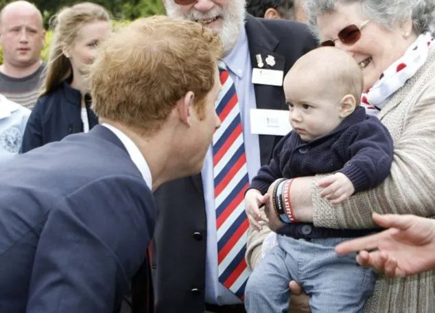 Pangeran Harry mulai botak @ dailymail.co.uk