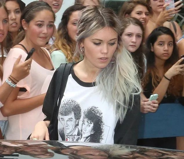 Kara kenakan kaos Harry Styles @ dailymail.co.uk