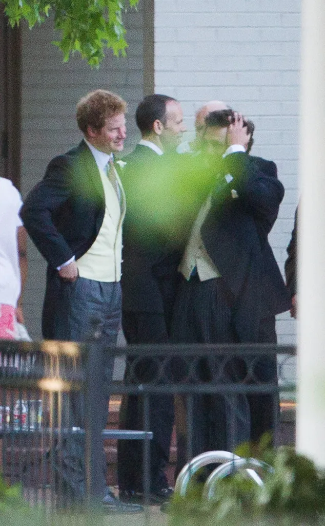 Pangeran Harry di pernikahan Guy Pelly @ eonline.com