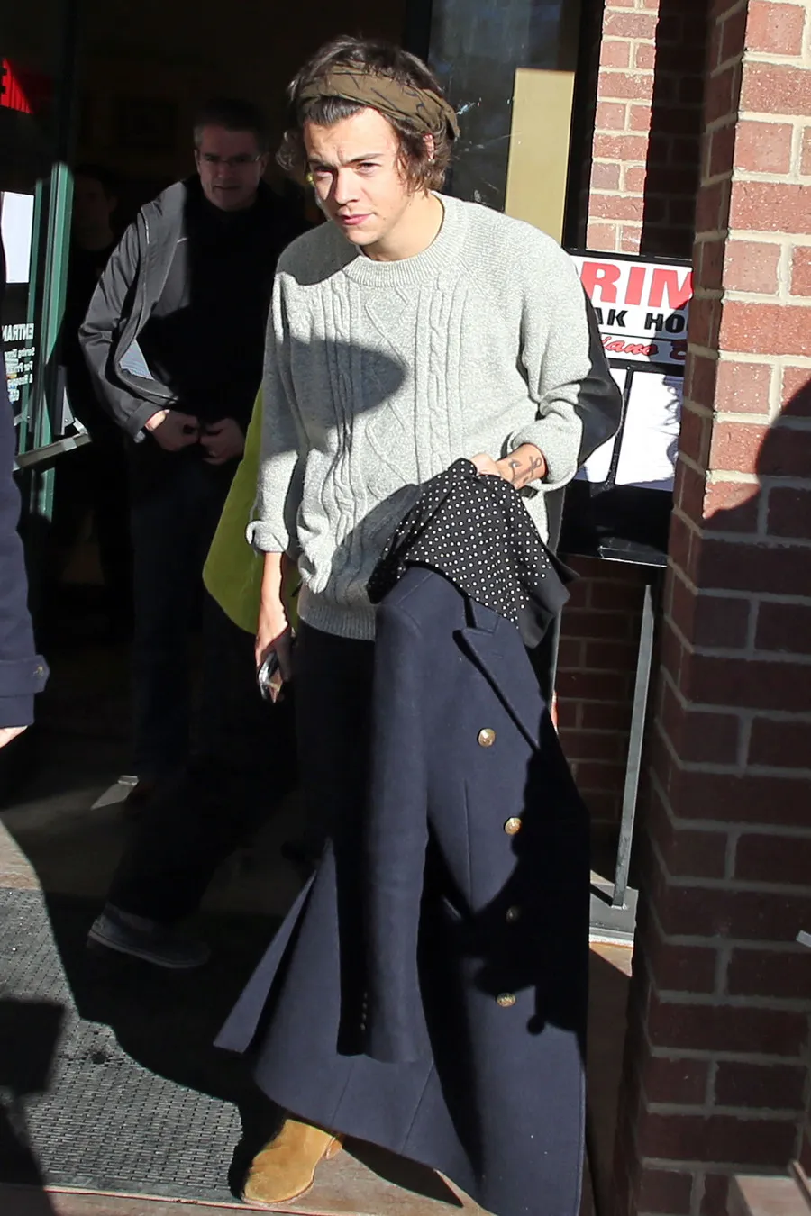 Harry mengenakan sweater kasual warna abu-abu di Sundance | Foto: Fameflynet