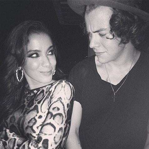 harry styles \'main mata\' dengan seorang wanita asal brazil