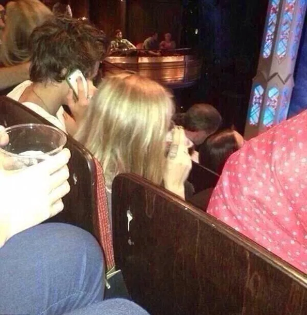 Harry dan Cara @ dailymail.co.uk