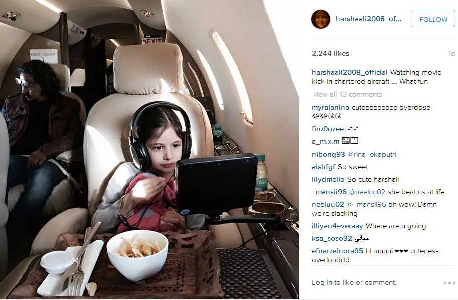 Begini ekspresi unyu Harshaali saat nonton film Salman Khan © Instagram.com/harshaali2008_official
