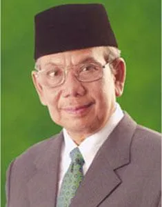 KH Hasyim Muzadi menjadi pelopor pondok pesantren yang dikhususkan bagi mahasiswa Al Hikam © wikipedia.com