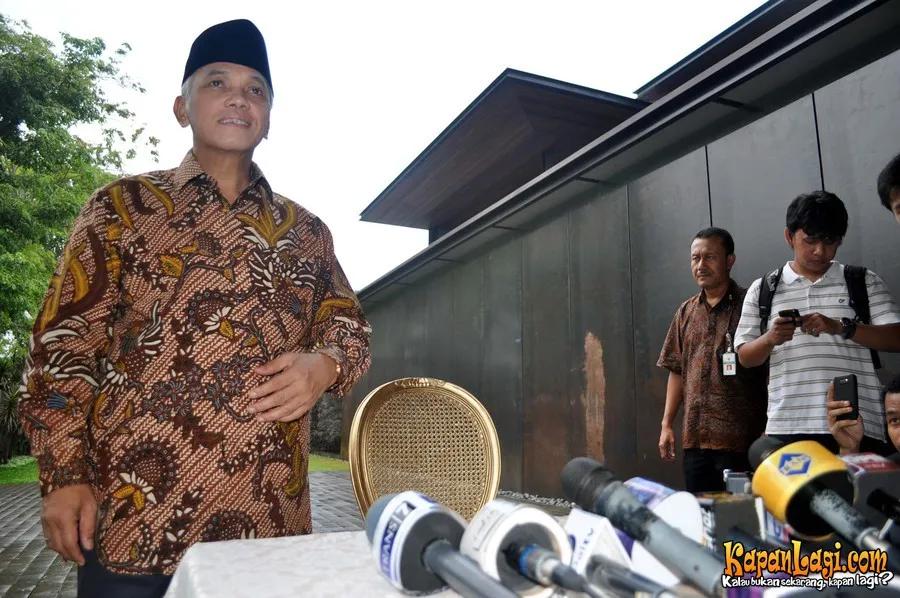 Hatta Rajasa menjadi saksi nikah dalam prosesi akad Hengki dan Sonya Fatmala. ©KapanLagi.com®