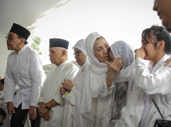Isak tangis mewarnai pemakaman Adara Taista. (Credit: Liputan6.com/Faizal Fanani)
