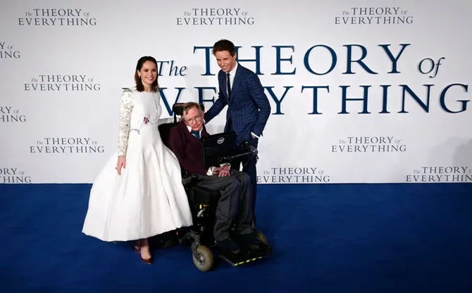 Stephen Hawking bersama para cast THE THEORY OF EVERYTHING (credit : AFP)