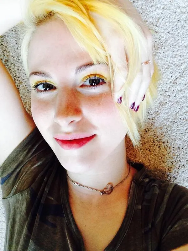 Hayley dengan rambut blonde @ Twitter/HayleyWilliams