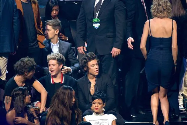 Harry Styles dan Taylor Swift berpapasan @ mirror.com