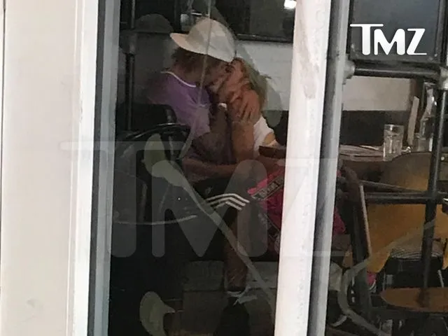 Justin dan Hailey tak lagi sungkan pamer kemesraan di publik. (TMZ)