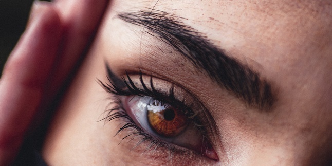 12 Meanings of Twitching Right Eyebrow as a Good Sign, Also Know the Medical Causes