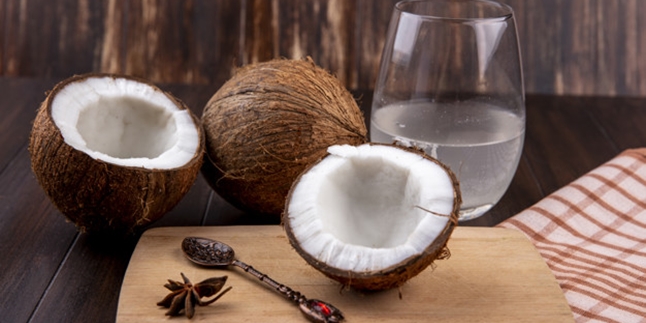 12 Benefits of Coconut Water, the Eternal Youth Drink - Makes Glowing Skin